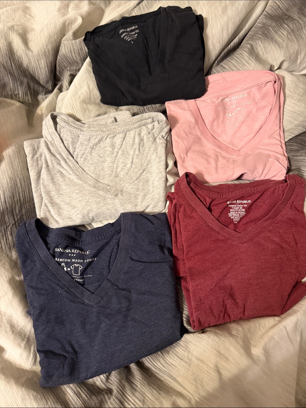 Set of 5 mens banana republic vneck short sleeve tshirts